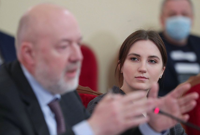Председатель Комитета по государственному строительству и законодательству Павел Крашенинников и Первый заместитель Председателя Комитета по науке и высшему образованию Ксения Горячева