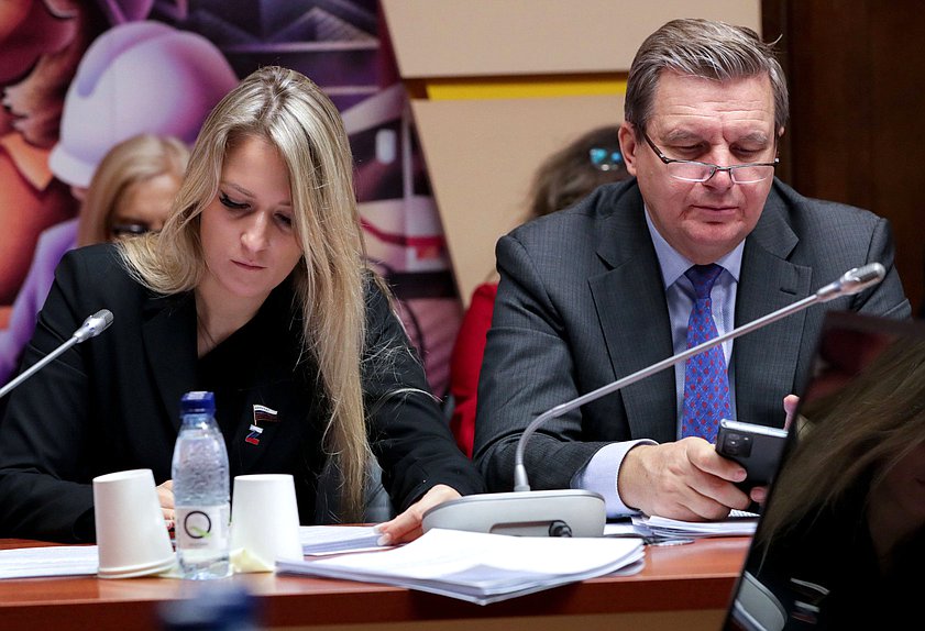 Первый заместитель Председателя Комитета по просвещению Яна Лантратова и Первый заместитель Председателя Комитета по энергетике Игорь Ананских