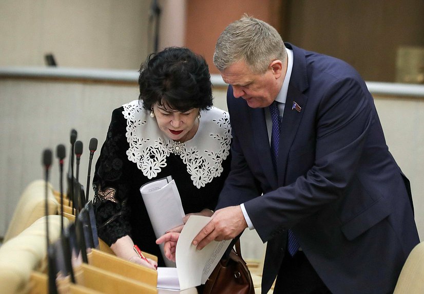 Председатель Комитета по вопросам семьи, женщин и детей Тамара Плетнева и Первый заместитель Председателя Комитета по труду, социальной политике и делам ветеранов Николай Коломейцев