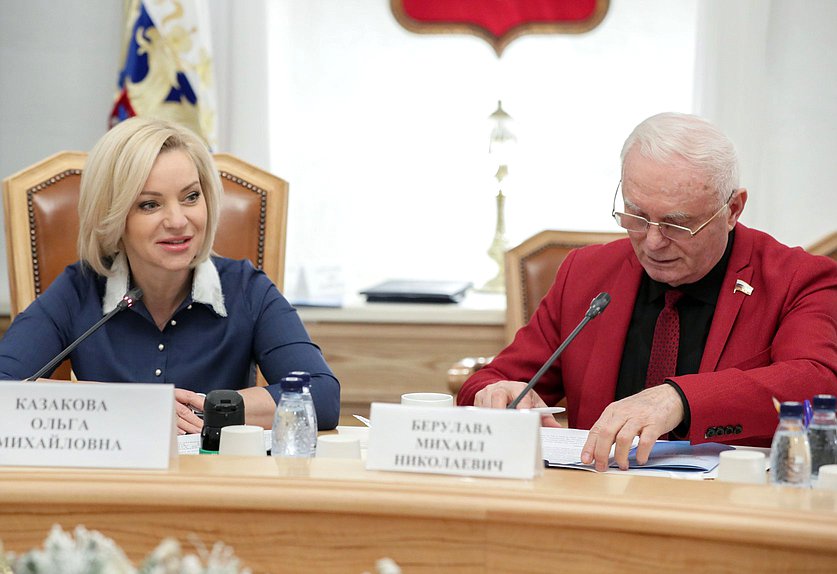 Председатель Комитета по просвещению Ольга Казакова и Первый заместитель Председателя Комитета Михаил Берулава
