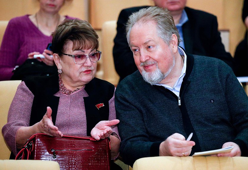 Член Комиссии по Регламенту и обеспечению деятельности Государственной Думы Ольга Алимова и заместитель Председателя Комитета по развитию гражданского общества, вопросам общественных и религиозных объединений Сергей Обухов