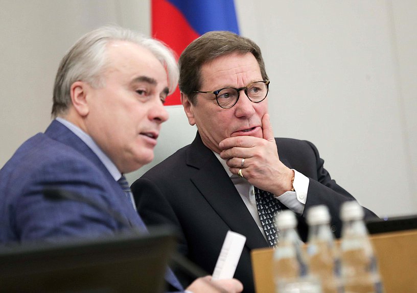 Первый заместитель Председателя Государственной Думы Александр Жуков и Председатель Комитета по энергетике Павел Завальный