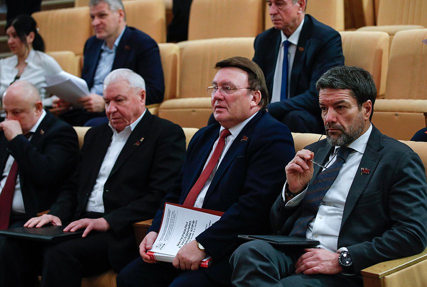 Член Комитета по вопросам собственности, земельным и имущественным отношениям Николай Иванов и Первый заместитель Председателя Комитета по информационной политике, информационным технологиям и связи Александр Ющенко