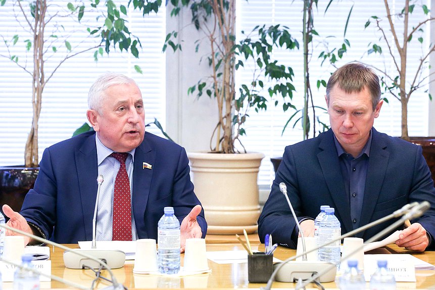 Председатель Комитета по региональной политике и проблемам Севера и Дальнего Востока Николай Харитонов и Первый заместитель Председателя Комитета Сергей Каргинов