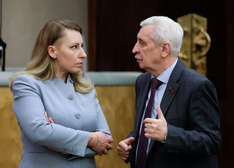 Заместитель Председателя Комитета по защите семьи, вопросам отцовства, материнства и детства Мария Дробот и член Комитета по охране здоровья Николай Осадчий