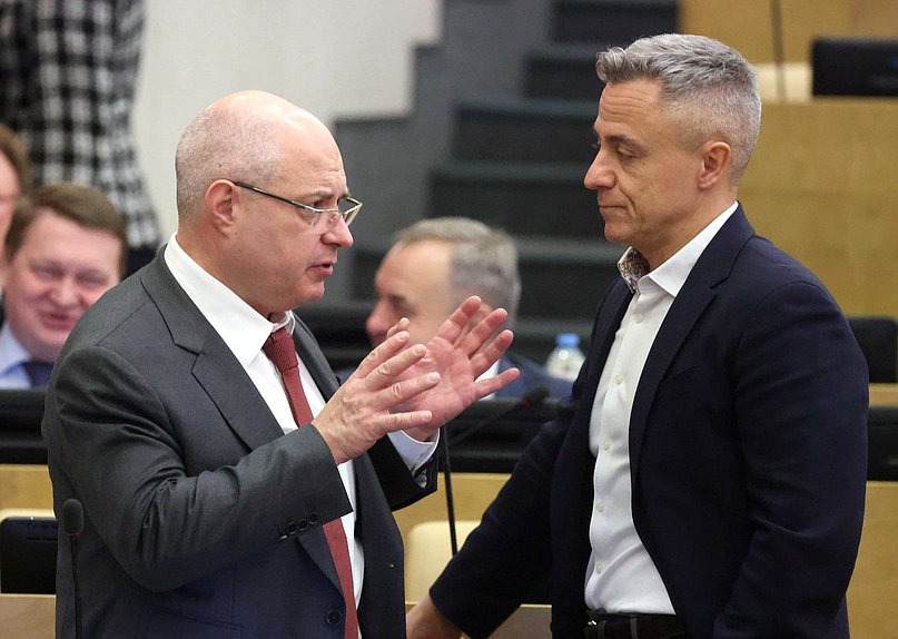 Председатель Комитета по вопросам собственности, земельным и имущественным отношениям Сергей Гаврилов и заместитель Председателя Комитета Владимир Самокиш