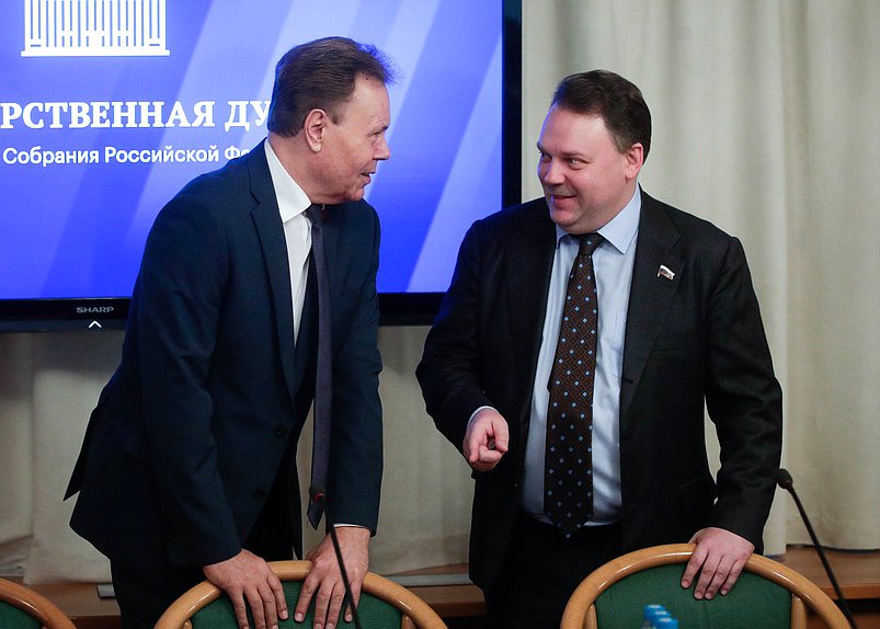 Первый заместитель Председателя Комитета по экономической политике Николай Арефьев и заместитель Председателя Комитета Артем Кирьянов