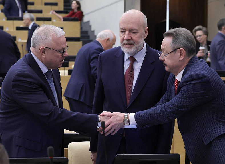 Председатель Комитета по государственному строительству и законодательству Павел Крашенинников и член Комитета по развитию Дальнего Востока и Арктики Владимир Новиков