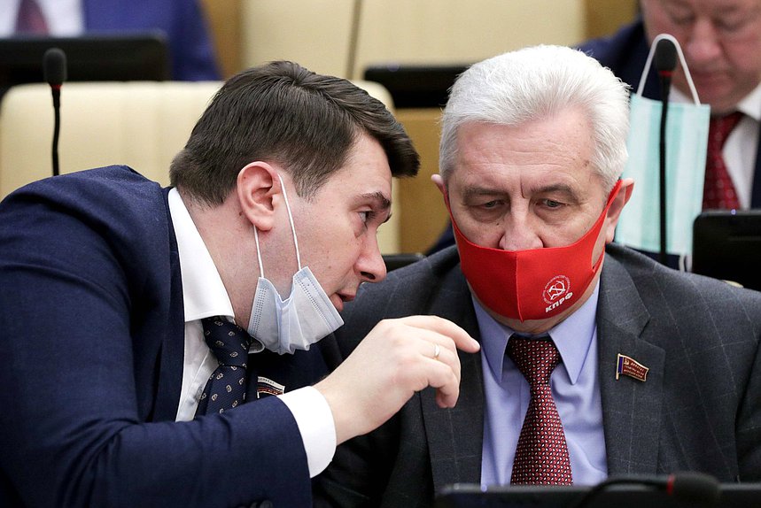 Член Комитета по охране здоровья Николай Осадчий и член Комитета по аграрным вопросам Олег Лебедев