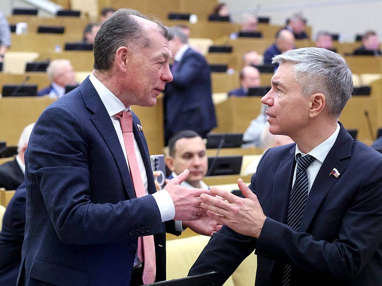 Председатель Комитета по экономической политике Максим Топилин и член Комитета по физической культуре и спорту Евгений Ревенко