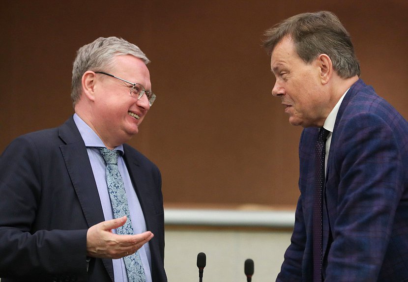 Заместитель Председателя Комитета по экономической политике Михаил Делягин и Первый заместитель Председателя Комитета по экономической политике Николай Арефьев