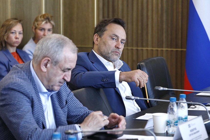 Первый заместитель Председателя Комитета по физической культуре и спорту Дмитрий Свищев и член Комитета по физической культуре и спорту Сергей Неверов