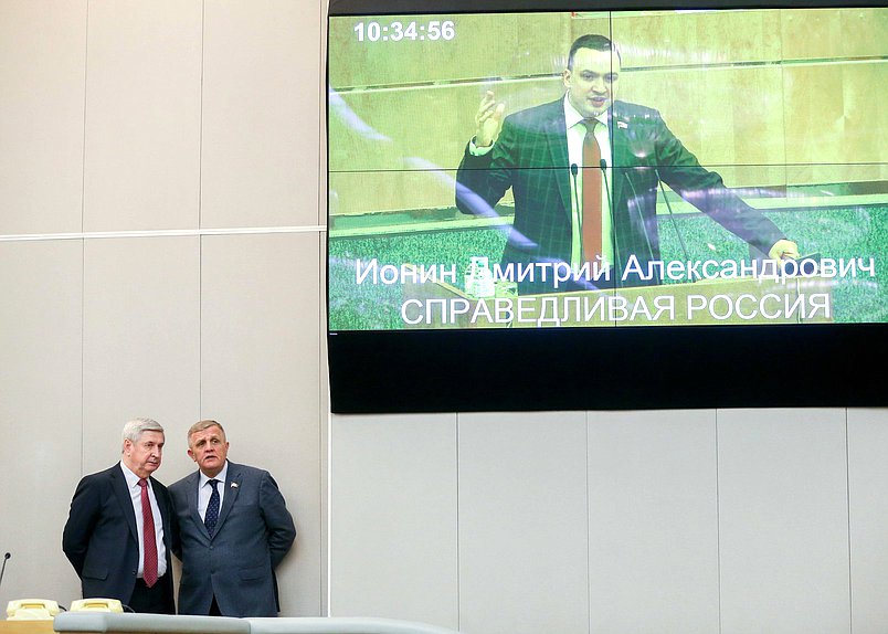Первый заместитель Председателя Государственной Думы Иван Мельников и Первый заместитель Председателя Комитета по труду, социальной политике и делам ветеранов Николай Коломейцев
