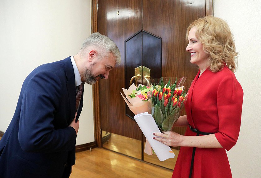 Член Комитета по международным делам Евгений Примаков и заместитель Председателя Государственной Думы Ирина Яровая