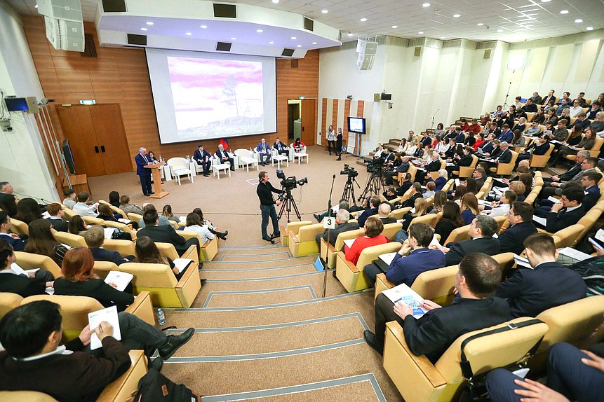 Круглый стол на тему «Законодательные основы формирования механизмов привлечения молодых специалистов в Арктику и на Дальний Восток»