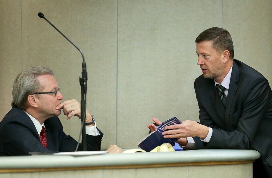 Полномочный представитель Президента РФ в Государственной Думе Гарри Минх и член Комитета по государственному строительству и законодательству Сергей Иванов