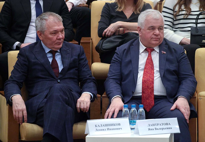 Председатель Комитета по делам СНГ, евразийской интеграции и связям с соотечественниками Леонид Калашников и Первый заместитель Председателя Комитета Казбек Тайсаев