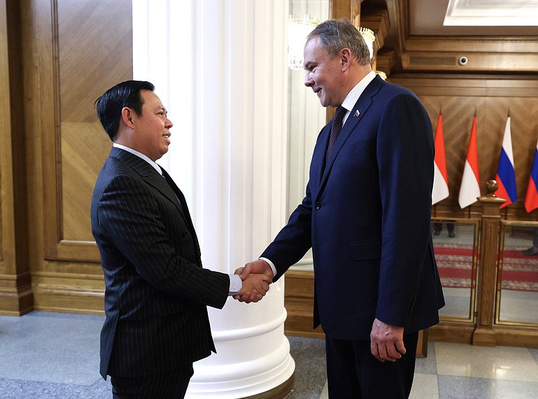 Заместитель Председателя Государственной Думы Петр Толстой и Председатель Совета представителей регионов Народного консультативного конгресса Республики Индонезии Султан Бактиар Наджамудин