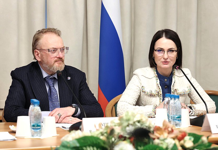 Заместитель Председателя Комитета по защите семьи, вопросам отцовства, материнства и детства Виталий Милонов и Первый заместитель Председателя Комитета Татьяна Буцкая