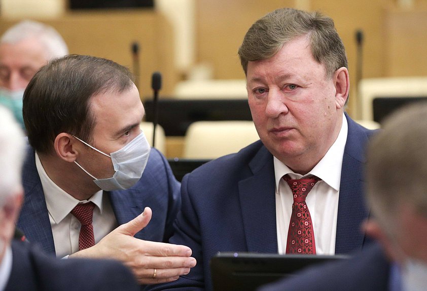 Первый заместитель Председателя Комитета по природным ресурсам, собственности и земельным отношениям Юрий Афонин и Председатель Комитета по аграрным вопросам Владимир Кашин