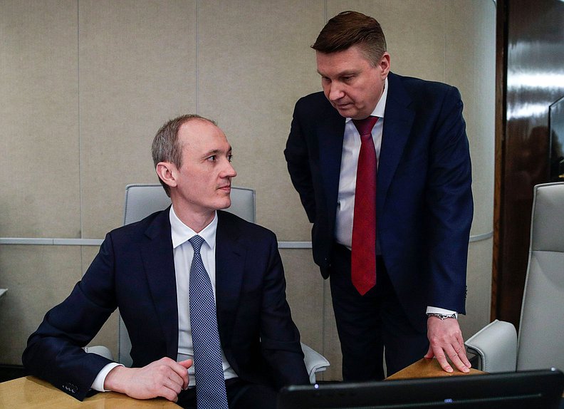 Заместитель Председателя Правительства - руководитель Аппарата Правительства РФ Дмитрий Григоренко и Полномочный представитель Правительства РФ в Государственной Думе Александр Синенко
