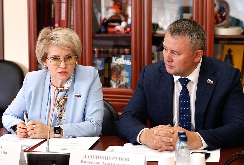 Член Комитета по просвещению Эльвира Аиткулова и член Комитета по молодежной политике Вячеслав Дамдинцурунов