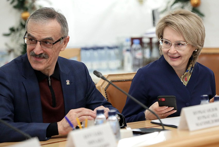 Заместитель Председателя Комитета по просвещению Нурбаганд Нурбагандов и член Комитета Эльвира Аиткулова