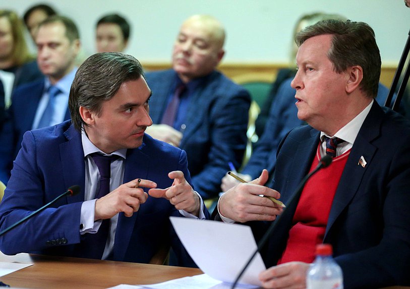 Первый заместитель Председателя Комитета по контролю и Регламенту Олег Нилов и заместитель Председателя Комитета по информационной политике, информационным технологиям и связи Андрей Свинцов