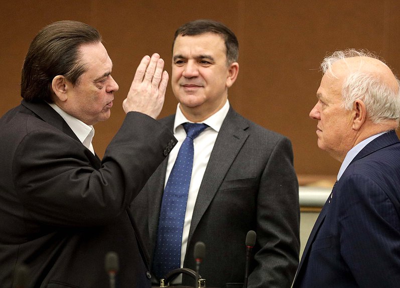 Член Комитета по делам национальностей Геннадий Семигин, заместитель Председателя Комитета по малому и среднему предпринимательству Тимур Каноков и заместитель Председателя Комитета по экологии, природным ресурсам и охране окружающей среды Анатолий Грешневиков