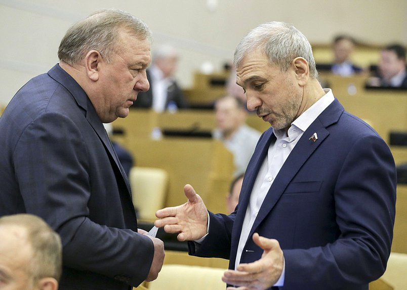 Председатель Комитета по обороне Владимир Шаманов и член Комитета по делам национальностей Алихан Харсиев