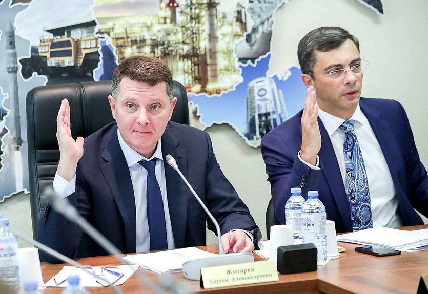 Председатель Комитета по экономической политике, промышленности, инновационному развитию и предпринимательству Сергей Жигарев и Первый заместитель Председателя Комитета Владимир Гутенев