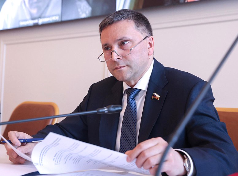 Председатель Комитета по экологии, природным ресурсам и охране окружающей среды Дмитрий Кобылкин. Заседание Комиссии Совета законодателей по аграрно-продовольственной политике, природопользованию и экологии
