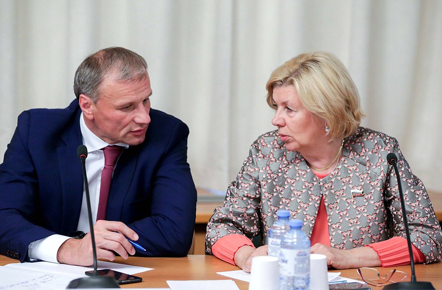Член Комитета по контролю и Регламенту Дмитрий Сватковский и член Комитета по культуре Наталия Пилюс