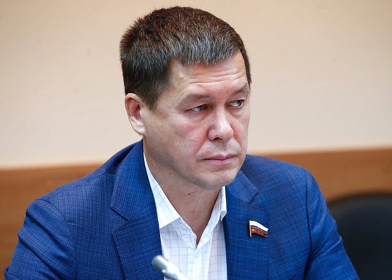 Член Комитета по экологии, природным ресурсам и охране окружающей среды Зариф Байгускаров