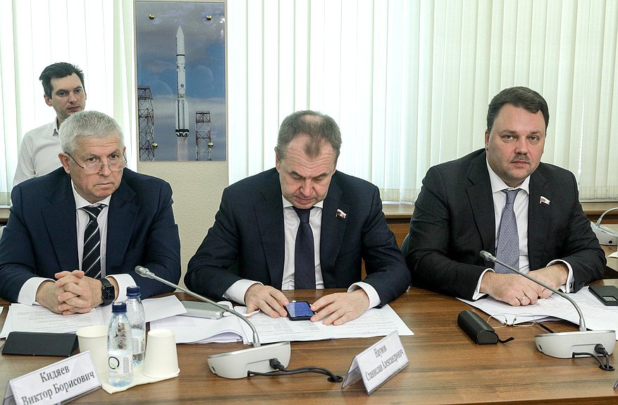 Член Комитета по экономической политике Виктор Кидяев и заместители Председателя Комитета Станислав Наумов и Артем Кирьянов