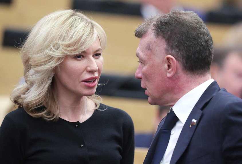 Член Комитета по труду, социальной политике и делам ветеранов Екатерина Стенякина и Председатель Комитета по экономической политике Максим Топилин