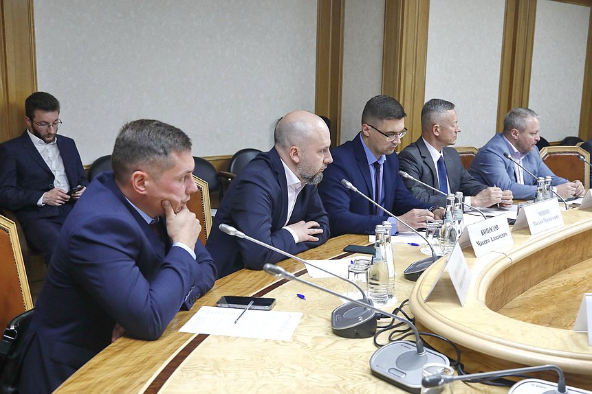 Совещание фракции «Новые люди» на тему «Вычислительная инфраструктура для ИИ: ЦОДы и микроэлектроника»