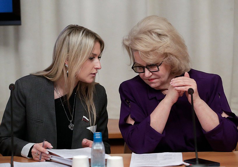 Председатель Комитета по развитию гражданского общества, вопросам общественных и религиозных объединений Яна Лантратова и Председатель Комитета по защите семьи, вопросам отцовства, материнства и детства Нина Останина