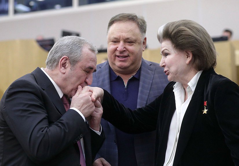 Руководитель фракции «Единая Россия» Сергей Неверов и заместитель Председателя Комитета по федеративному устройству и вопросам местного самоуправления Валентина Терешкова