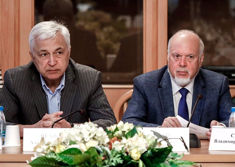 Члены Комитета по экологии, природным ресурсам и охране окружающей среды Азат Ягафаров и Вадим Шувалов