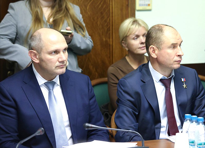 Члены Комитета по безопасности и противодействию коррупции Михаил Рахлин и Дмитрий Перминов