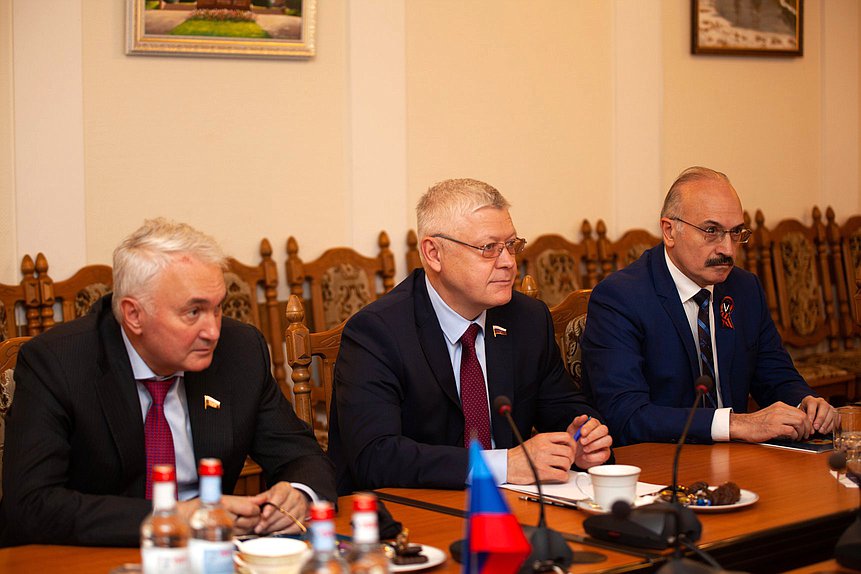 Председатель Комитета по обороне Андрей Картаполов, Председатель Комитета по безопасности и противодействию коррупции Василий Пискарев и Председатель Комитета по науке и высшему образованию Сергей Кабышев