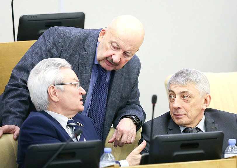 Член Комитета по экологии и охране окружающей среды Александр Клыканов и член Комитета по труду, социальной политике и делам ветеранов Владимир Мельник