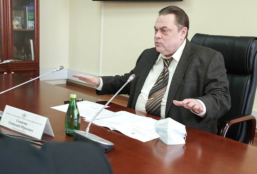 Председатель Комитета по делам национальностей Геннадий Семигин