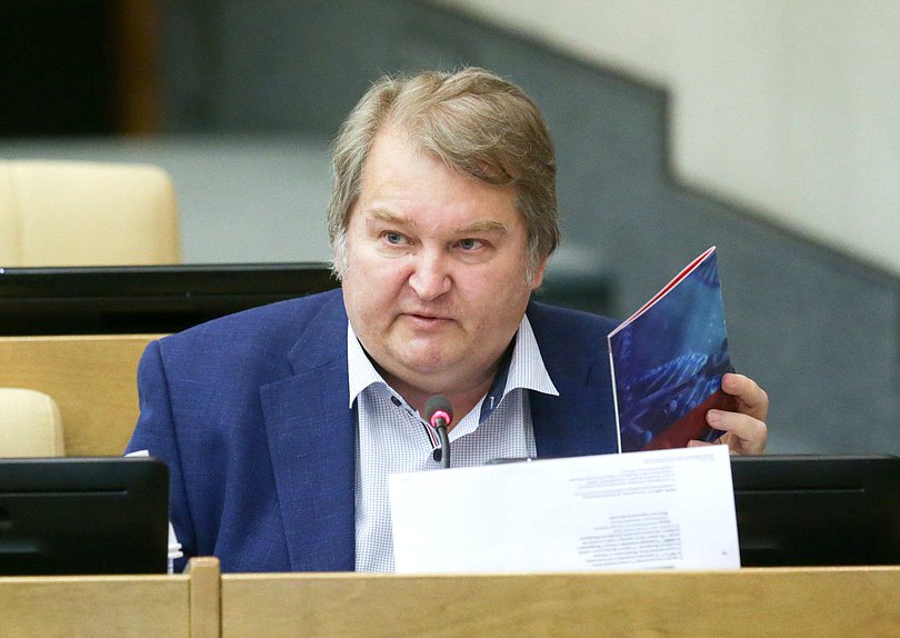 Первый заместитель Председателя Комитета по государственному строительству и законодательству Михаил Емельянов