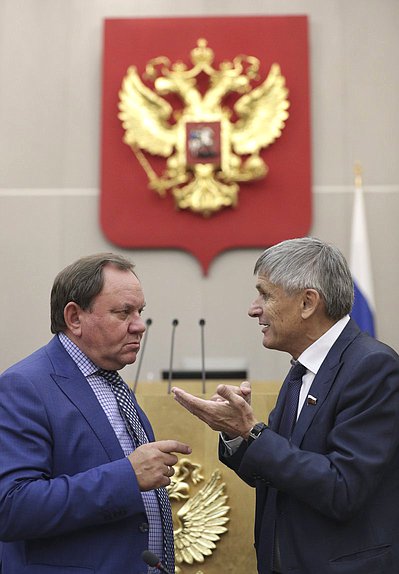 Член Комитета по транспорту и строительству Виктор Дерябкин и заместитель Председателя Комитета по аграрным вопросам Алексей Лавриненко