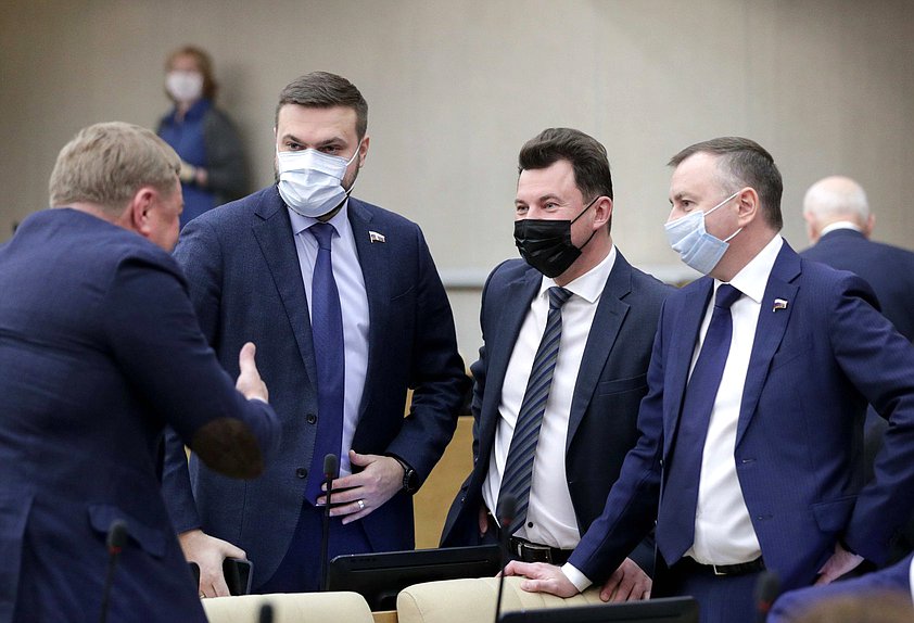 Член Комитета по делам СНГ, евразийской интеграции и связям с соотечественниками Артем Туров и член Комитета по обороне Роман Романенко