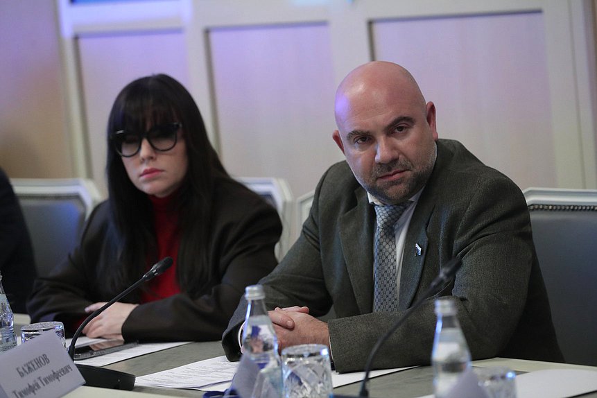 Глава Комиссии по экологии и окружающей среде Общественной палаты РФ Елена Шаройкина и член Комитета по экологии, природным ресурсам и охране окружающей среды Тимофей Баженов