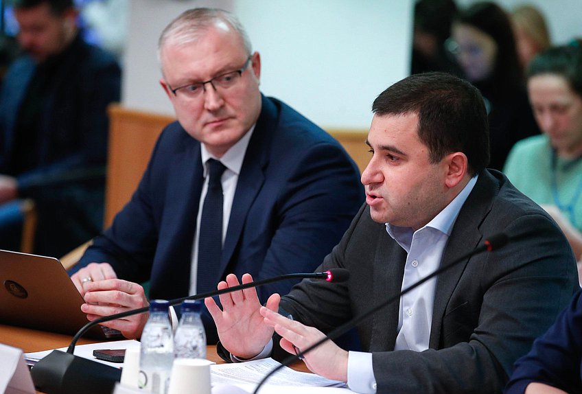 Управляющий директор АО «ДОМ.РФ» Алексей Ниденс и заместитель Министра строительства и жилищно-коммунального хозяйства РФ Никита Стасишин