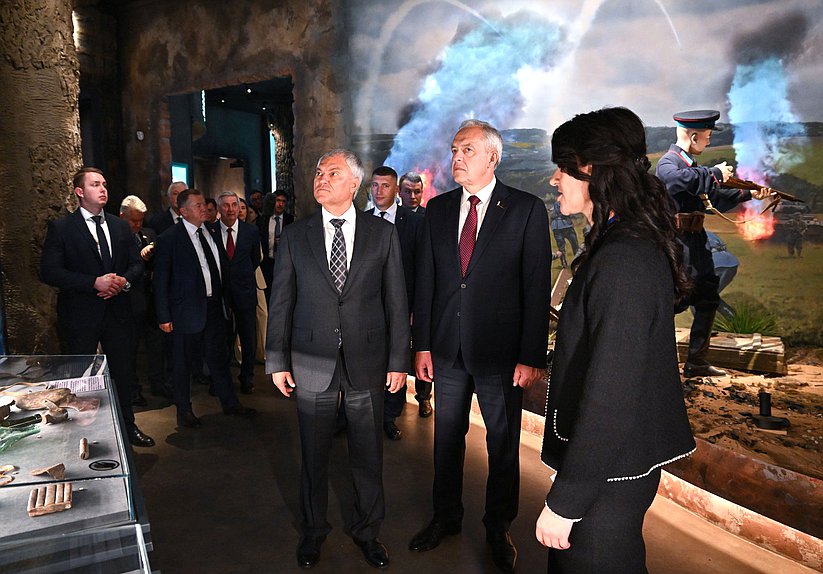 Председатель Государственной Думы Вячеслав Володин и Председатель Палаты представителей Национального собрания Республики Беларусь Игорь Сергеенко. Посещение Музея Славы Могилевской области